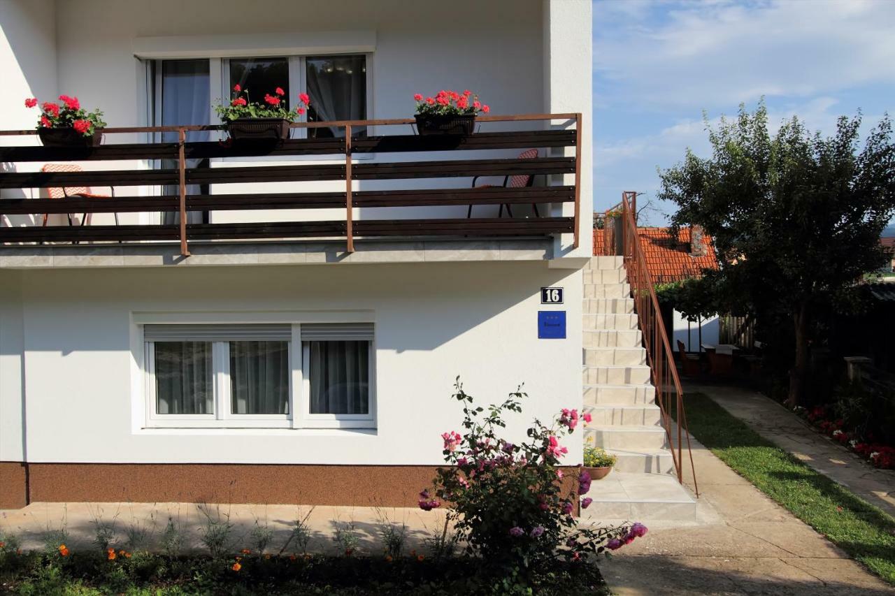 Apartman Ana Daire Otočac Dış mekan fotoğraf